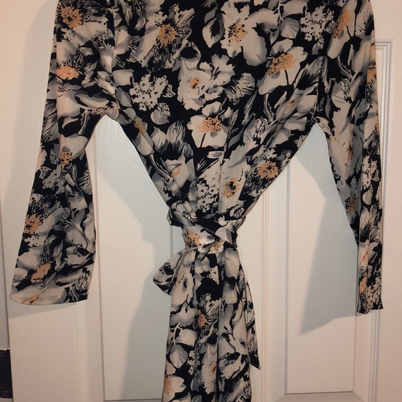 Like New Floral Romper - Picture 4 of 4